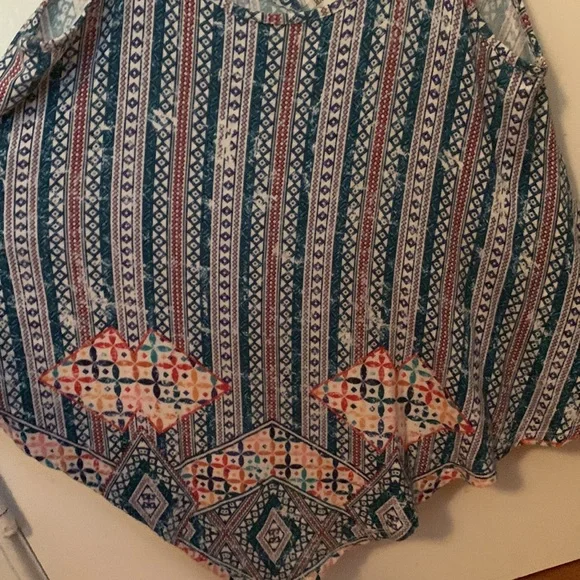 Multi Colored Triangular Tank - Picture 4 of 4